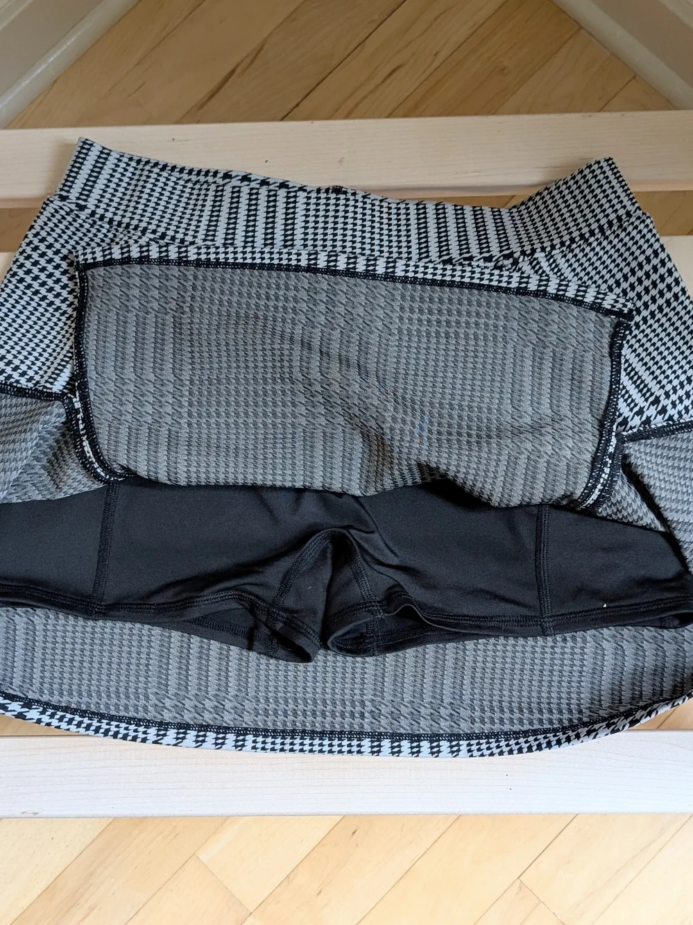 ALO Yoga Houndstooth Jacquard Mini Skort In Black/White - S